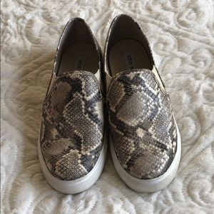 Steve Madden slip ons